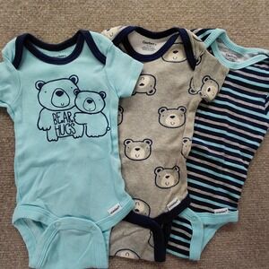 Gerber Organic Baby Onesies – Set of 3 – Newborn Size – Blue Bear Hugs